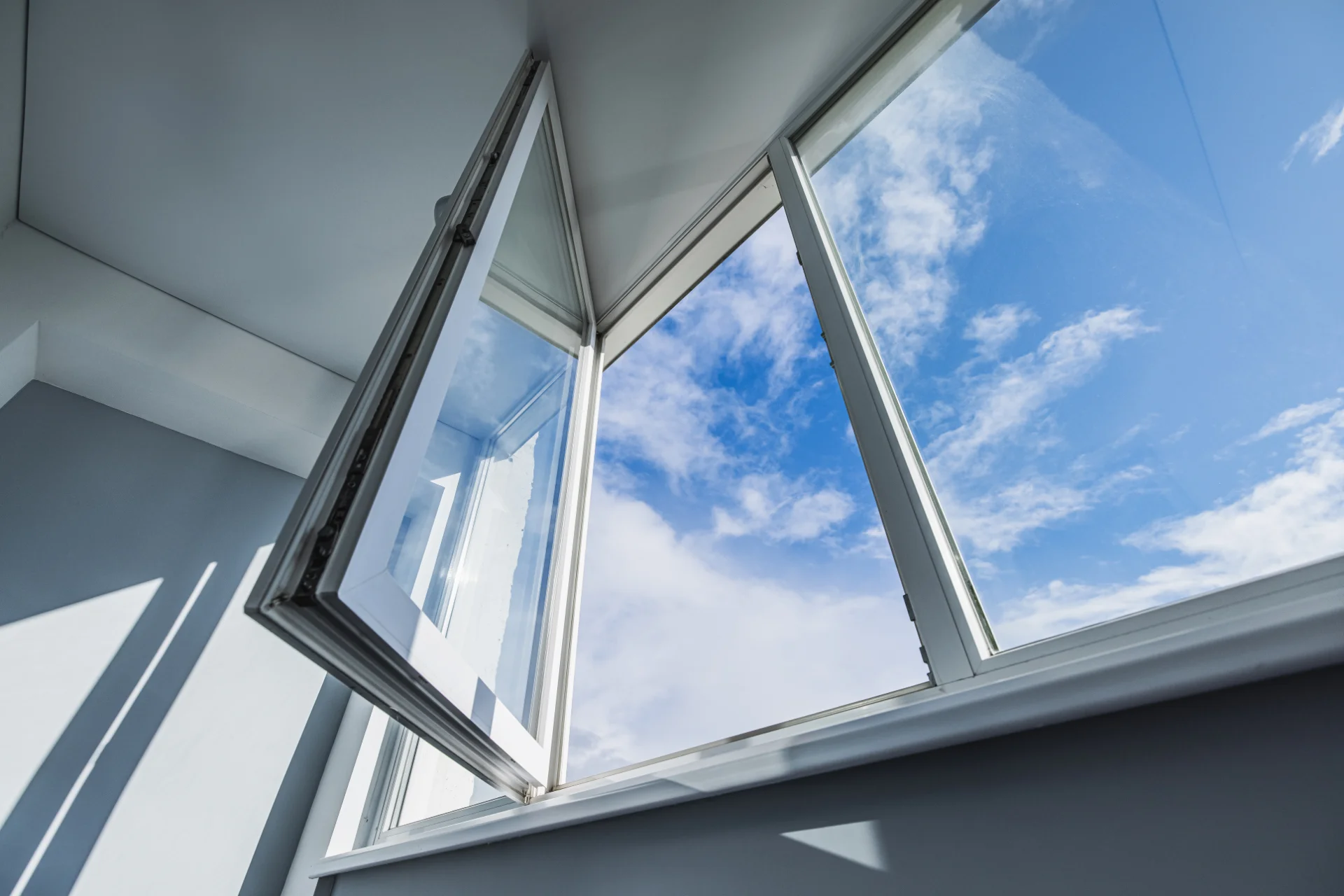 VLX 80 Casement Window in Pompano Beach, FL | TruePane Windows & Doors - detail 1